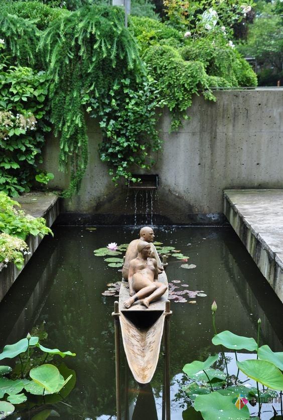 在私家花園庭院設(shè)計(jì)有一個(gè)魚(yú)塘荷花池，整個(gè)庭院都活了